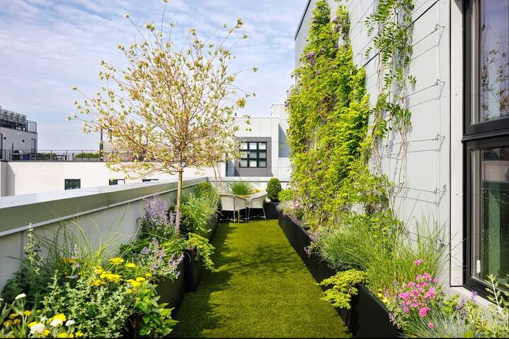 Penthouse w/ Manhattan Skyline views&huge terrace gallery image 3