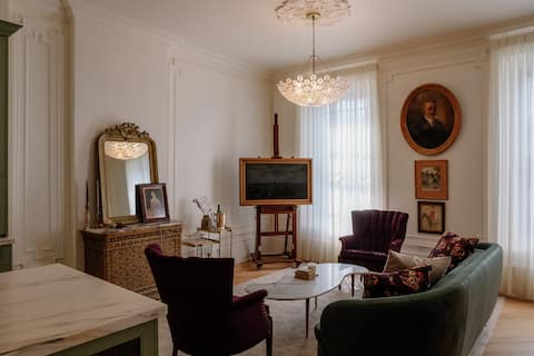 The Colette Rose – Parisian 1850s Pied-A-Terre