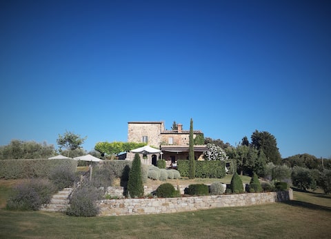 Tuscan farmhouse near Siena + Cortona, heated pool