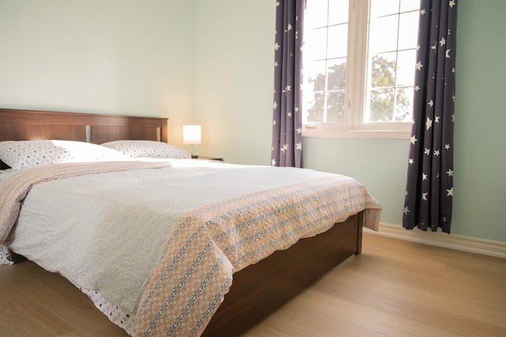 Camera 2
- Letto queen-size