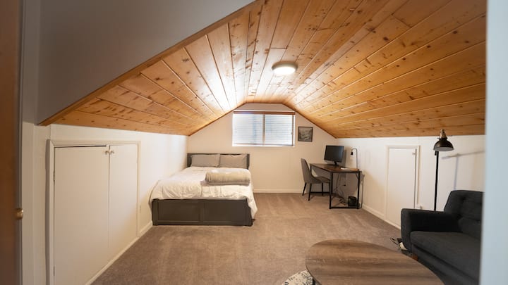 Dhoma e gjumit në të djathtë lart.  Kjo dhomë ka një dyshek të plotë dhe një dyshek dopio poshtë krevatit.  Ka gjithashtu një pako lojërash në dollap.