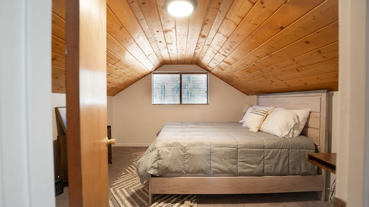 Dhomë gjumi në të majtë lart , dyshek dopio "queen"