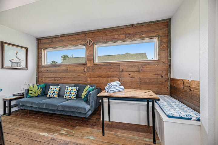 Ideal Beach Home - Waves, Sand, Surf, And City Fun - Galveston, TX