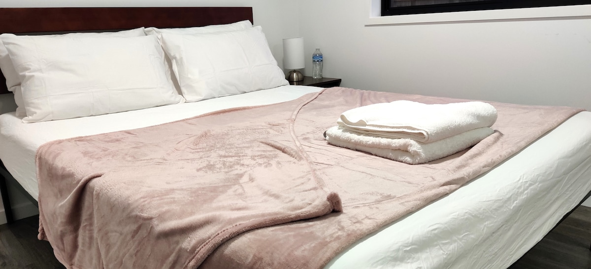 Супер удобна брачна спална соба 3 со вградени наметки и тавански вентилатор.