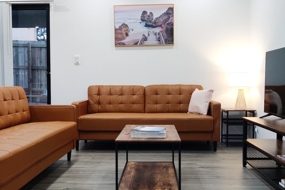 Одврзете ги чевлите, опуштете се и опуштете се во ова прекрасно, стилско и мирно место за одмор со семејството и пријателите! Каков прекрасен почеток на празниците! 