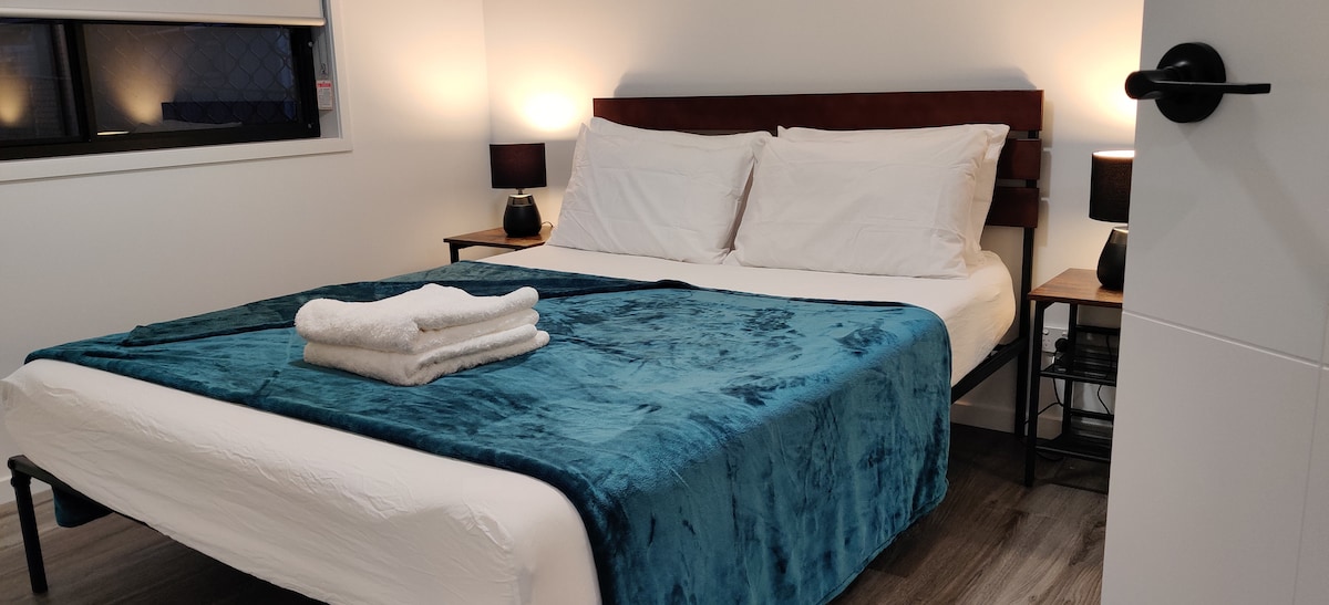 Супер удобна брачна спална соба 2 со вградени наметки и тавански вентилатор.