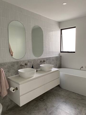 On Oaks gallery image 5