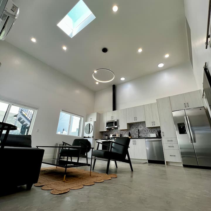 Newly built large modern ADU sleeps 4. Beverlywood Houses for Rent in