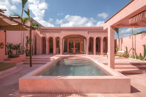 Unique Pink Heaven Villa in Canggu with Pool