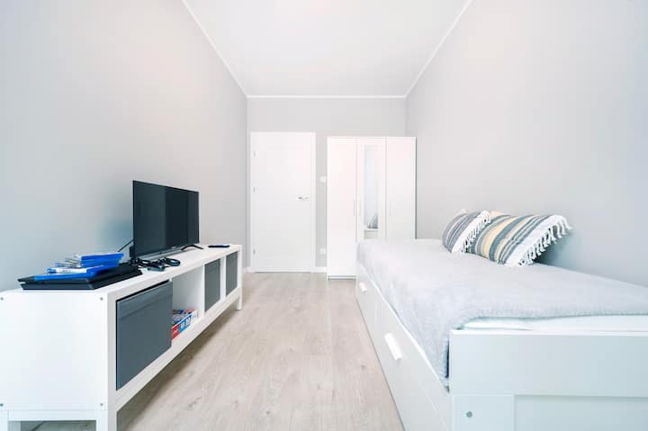 Chumba kikuu cha kulala #2 na Televisheni mahiri na PlayStation - Weka Nafasi Sasa na RENTUJEMY.COM