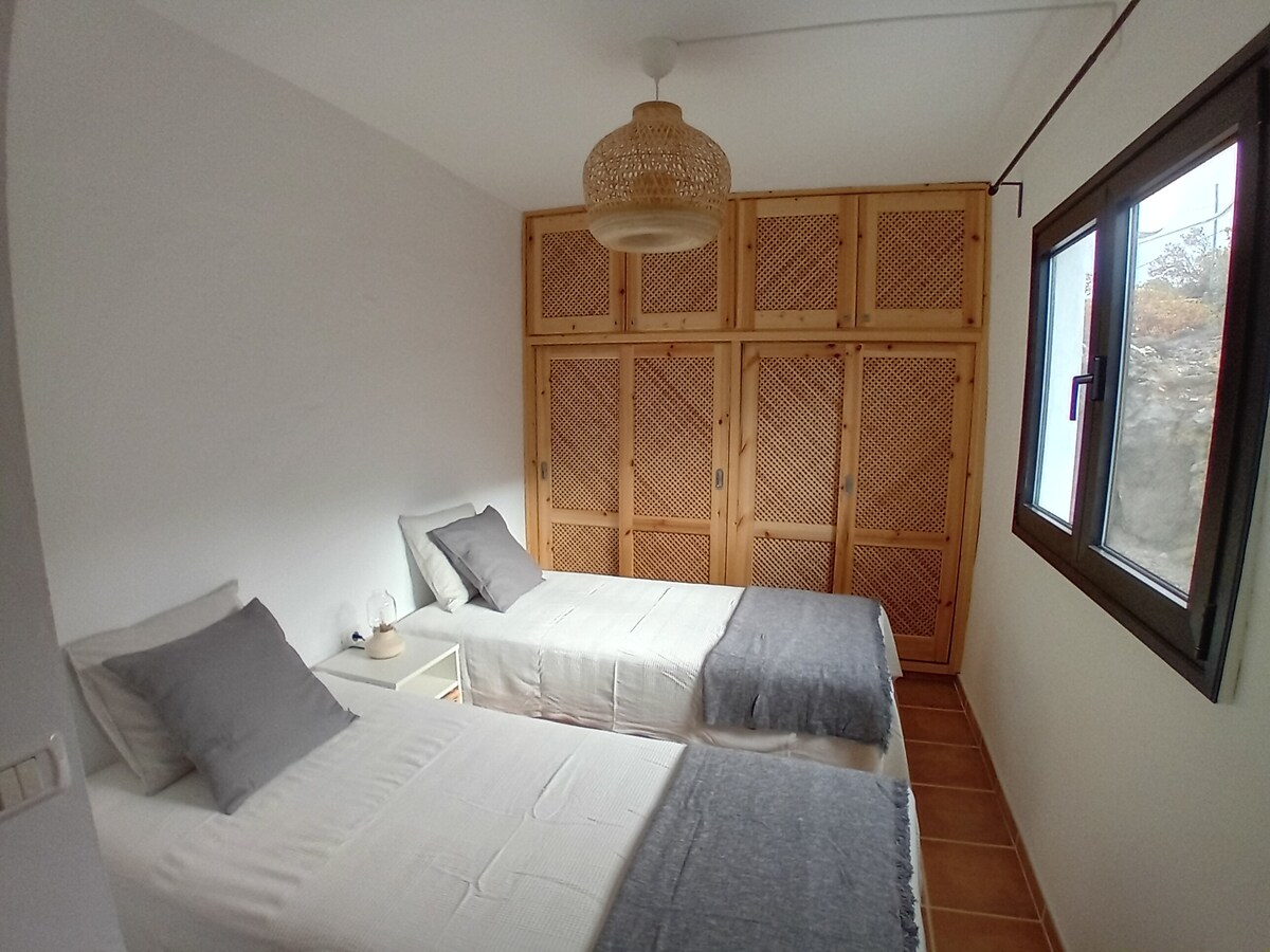 ห้องนอนที่ 2 มีเตียงคู่ขนาด 90x200 2 เตียงและตู้เสื้อผ้าไม้เนื้อแข็ง ทิวทัศน์ใน Cumbre Vieja Natural Park