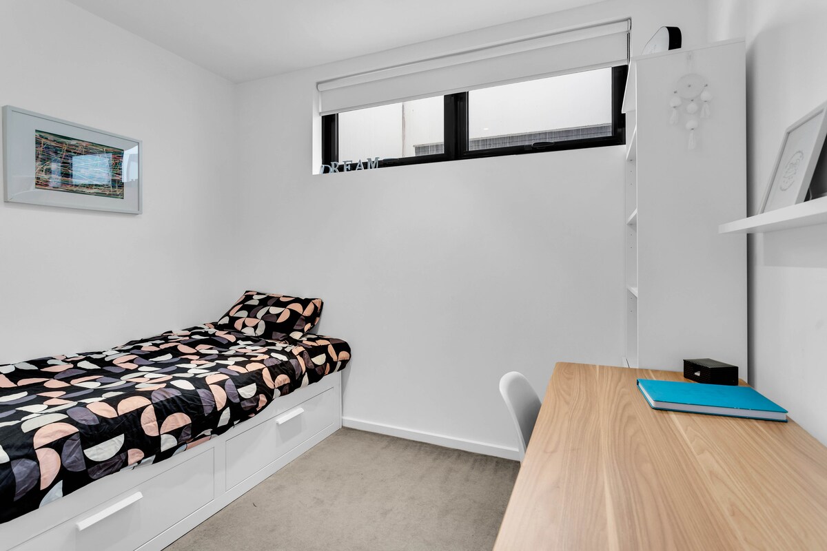 Krevat tek me një tavolinë studimi