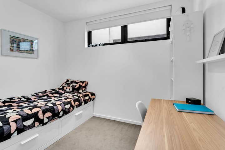 带书桌的单人床