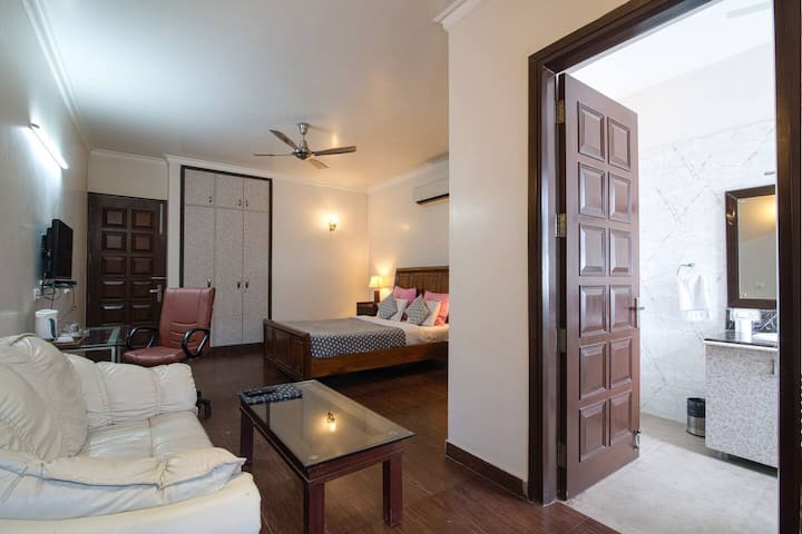 6 BHK · 6-Bedroom Apartment: Independent Floor@Central GGN