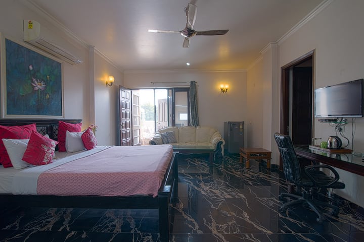 6 BHK · 6-Bedroom Apartment: Independent Floor@Central GGN