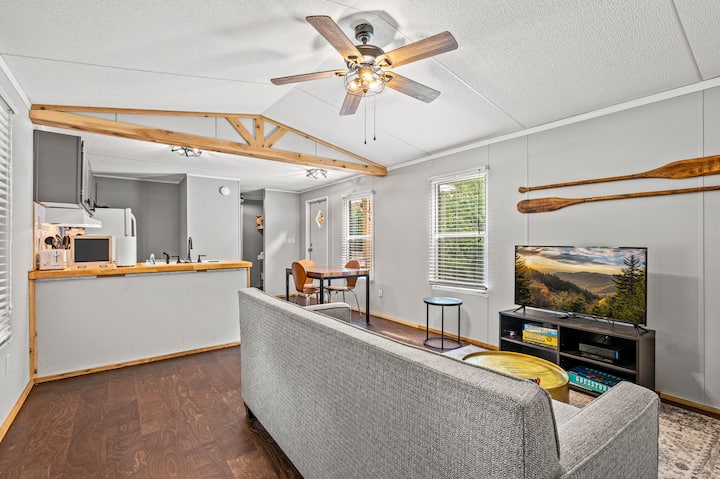 Riverfront W/grill + Fire Pit | Close To Gsmnp! - Walland, TN