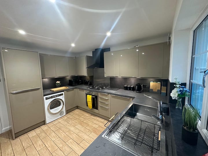 Charming Room In Stylish House - Milton Keynes