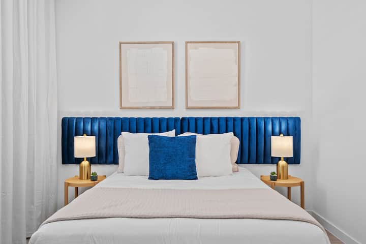 Elegante suite matrimoniale al primo piano con ampio armadio.