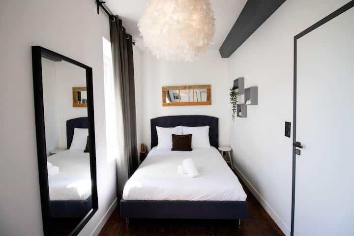 ห้องนอน "La Chambrette" ที่ชั้น 1 มีพื้นที่สำนักงานขนาดเล็ก 