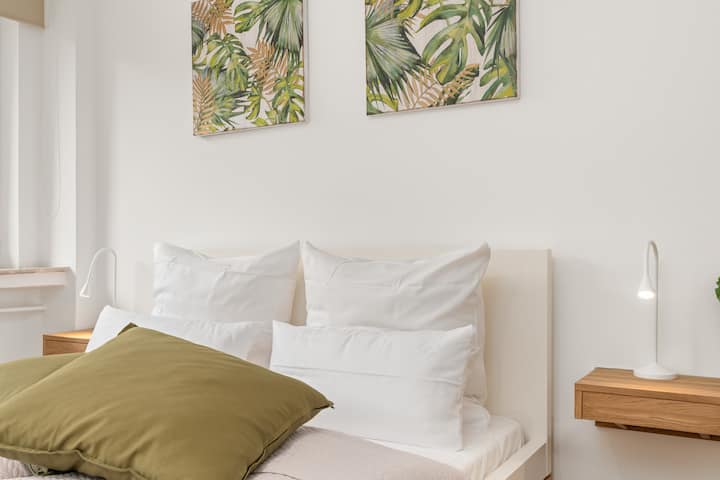 Posteľná bielizeň hotelovej kvality. Zásuvka s USB portom a nabíjacím káblom dirket na posteli.