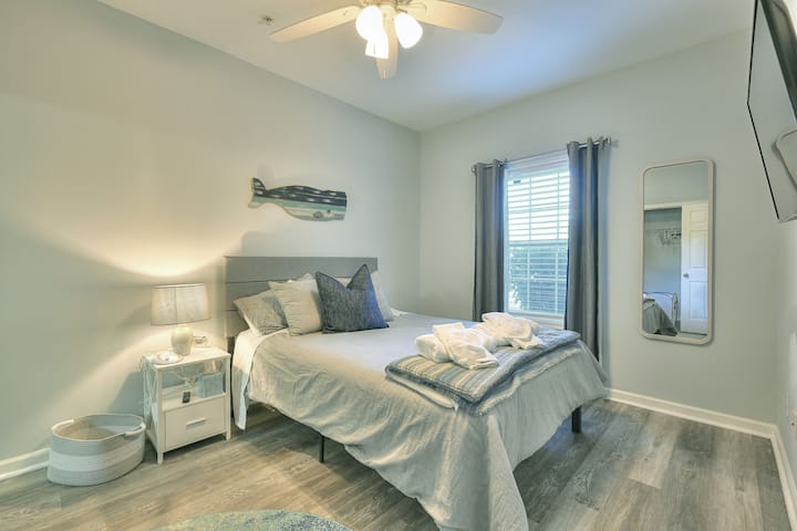 Dhoma kryesore e gjumit me banjë të kompletuar, dollap dhe televizor me ekran të sheshtë