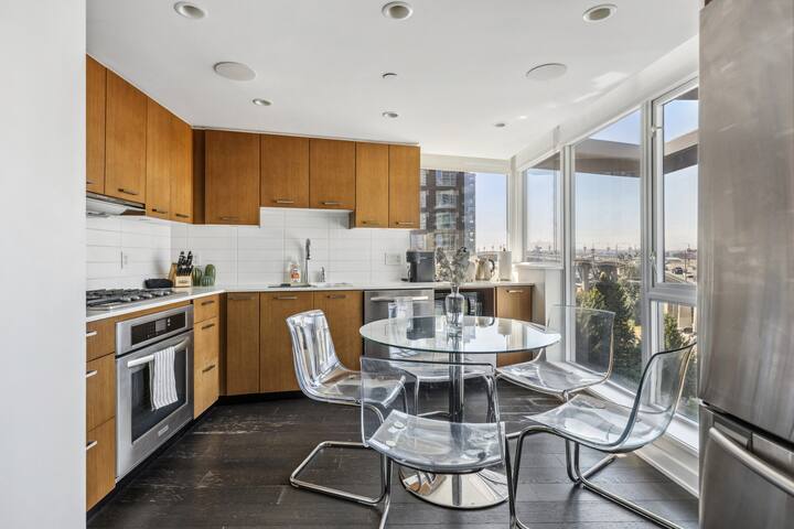 5 min seawall/AC/Yaletown/City View/Sleeps4people! gallery image 2