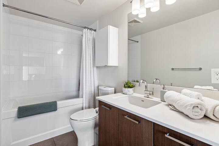 5 min seawall/AC/Yaletown/City View/Sleeps4people! gallery image 5