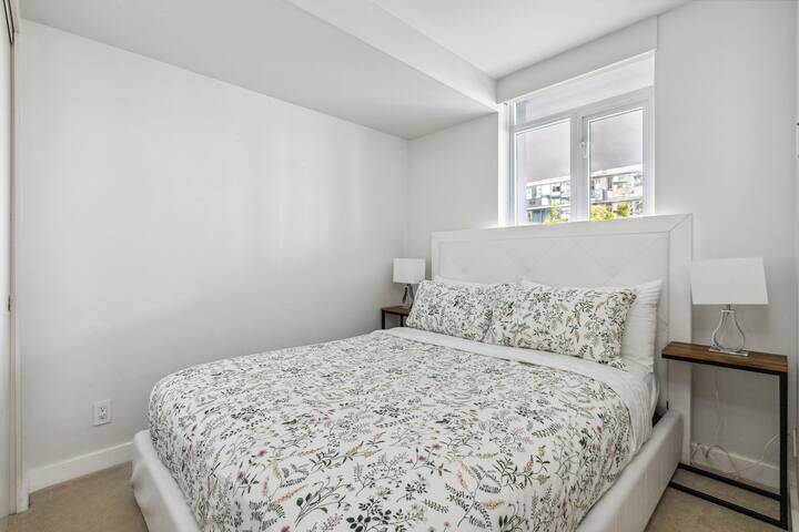 5 min seawall/AC/Yaletown/City View/Sleeps4people! gallery image 4