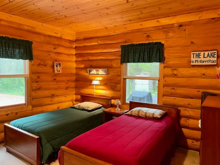 Chambre avec lits jumeaux au niveau principal, avec placard, commodes, télévision et lecteur DVD