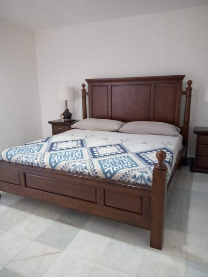 Dormitorio 1
Cama tamaño king
con baño completo