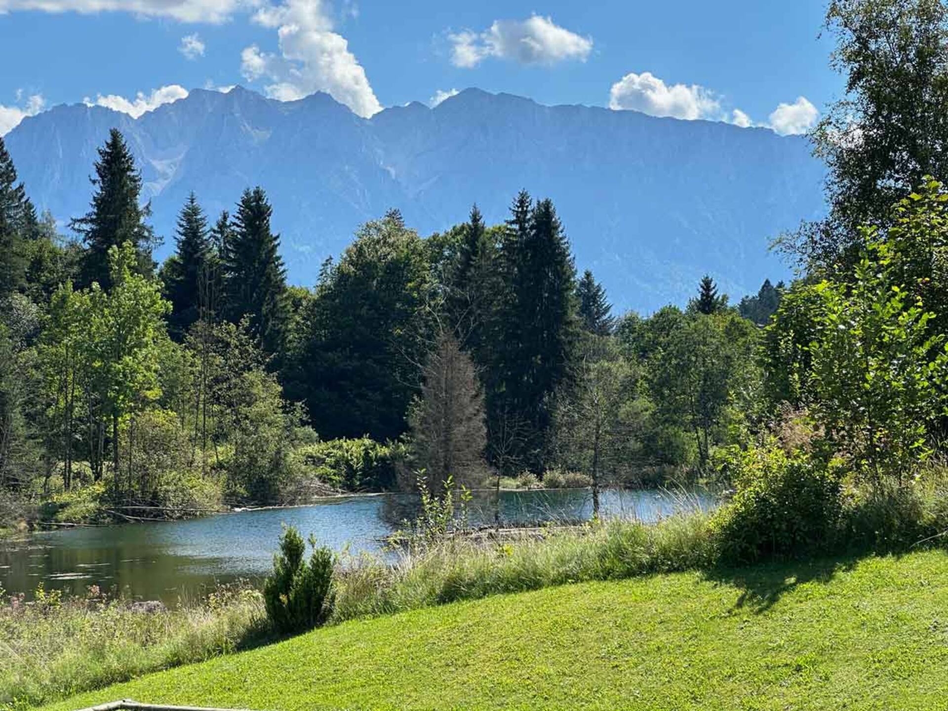 Sachrang: Lakeside apartment with mountain views
