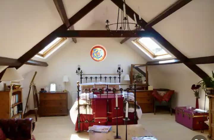 Chumba cha kulala - Kitanda cha watu wawili (matandiko yametolewa), huchota na nafasi ya WARDROBE iliyo na viango. Amazon Echo Dot, Skylights na blinds.