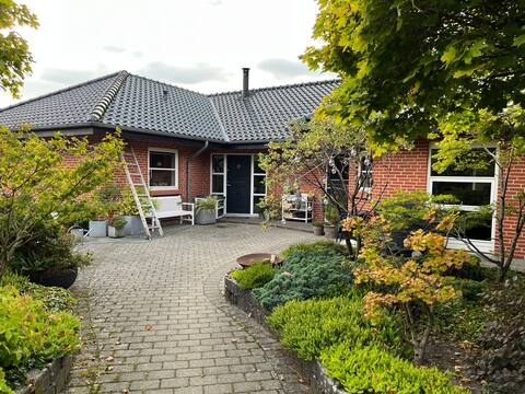 Helt hus med fin beliggenhed.