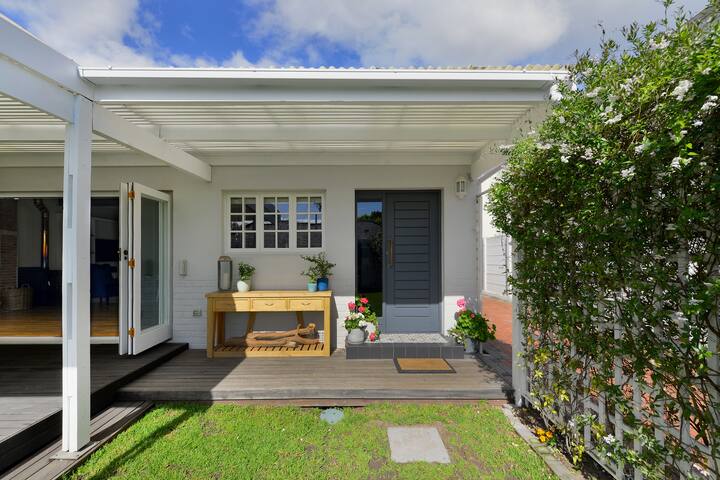 Spacious, family home with pool and Backup Power gallery image 5