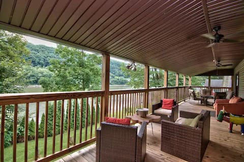 Riverfront Lodge Kayaks, Paddleboard, and Hot Tub