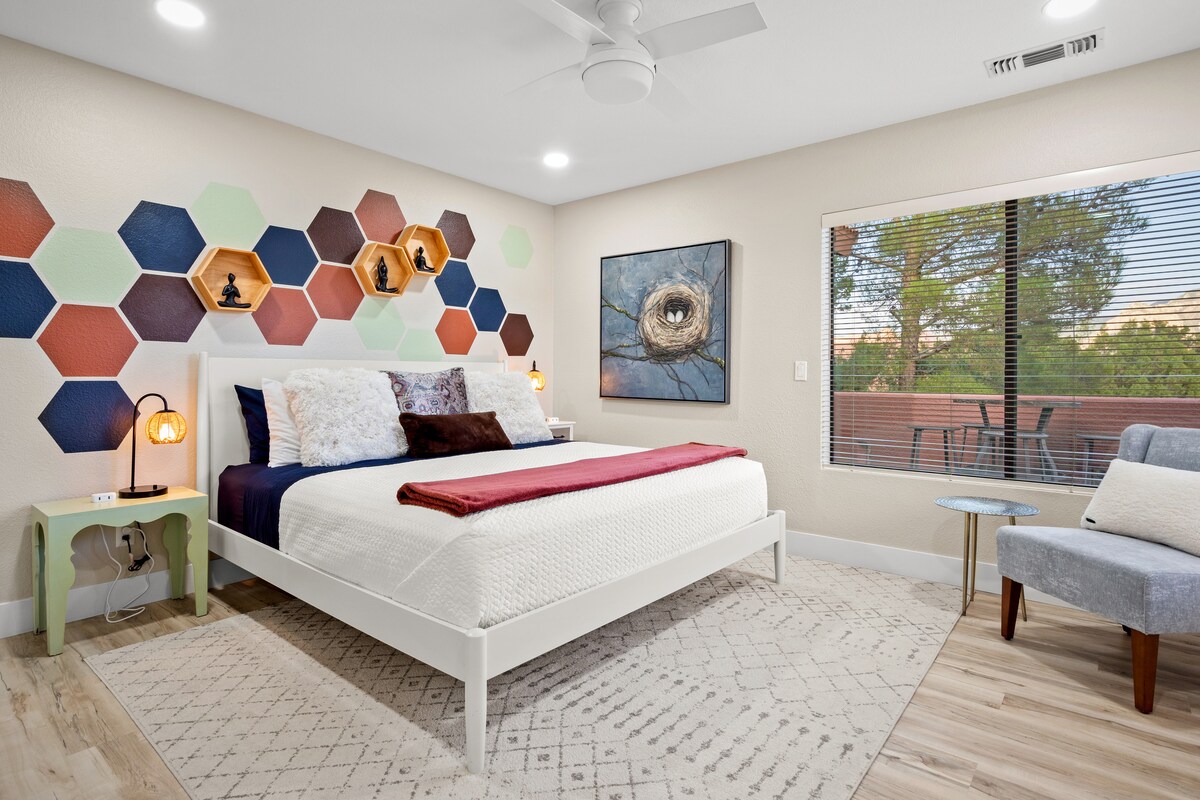 Dhoma e gjumit #2 - Krevat dopio "king". E dekoruar bukur me ngjyra të lehta dhe një mur mahnitës me theks huall mjalti.