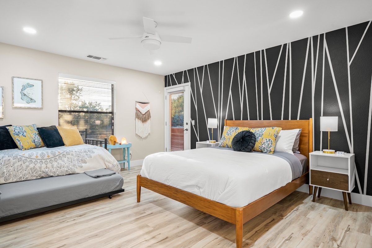 Dhoma e gjumit nr. 3 - fle deri në 4 persona - ka një krevat dopio dhe një krevat dopio me një krevat dopio me tërheqje poshtë. 
Krevat dopio ka një dyshek të shtrenjtë me cilësi të lartë, jastëkë të butë me pupla të lehta. Çarçafë pambuku dhe rehatues të butë.