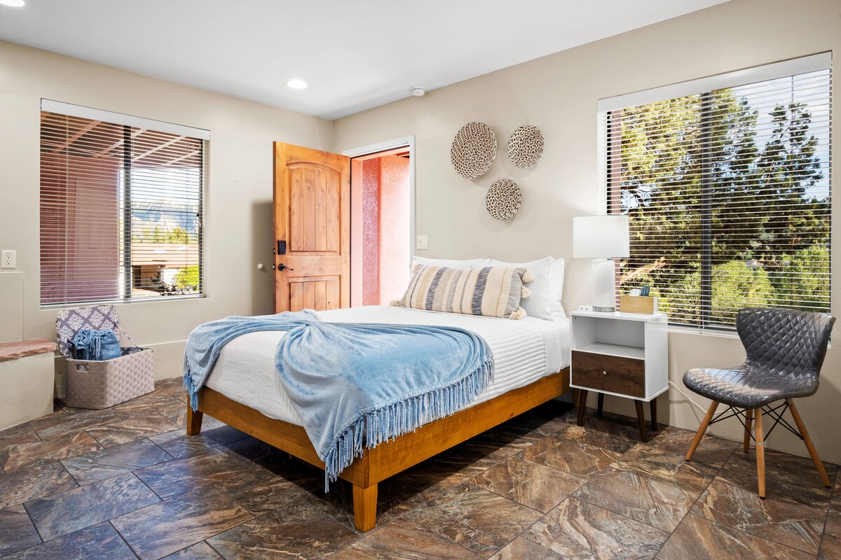 Dhoma e gjumit nr. 4 ka shumë dritë natyrale edhe pse ndodhet në katin e poshtëm (si një bodrum me dalje)