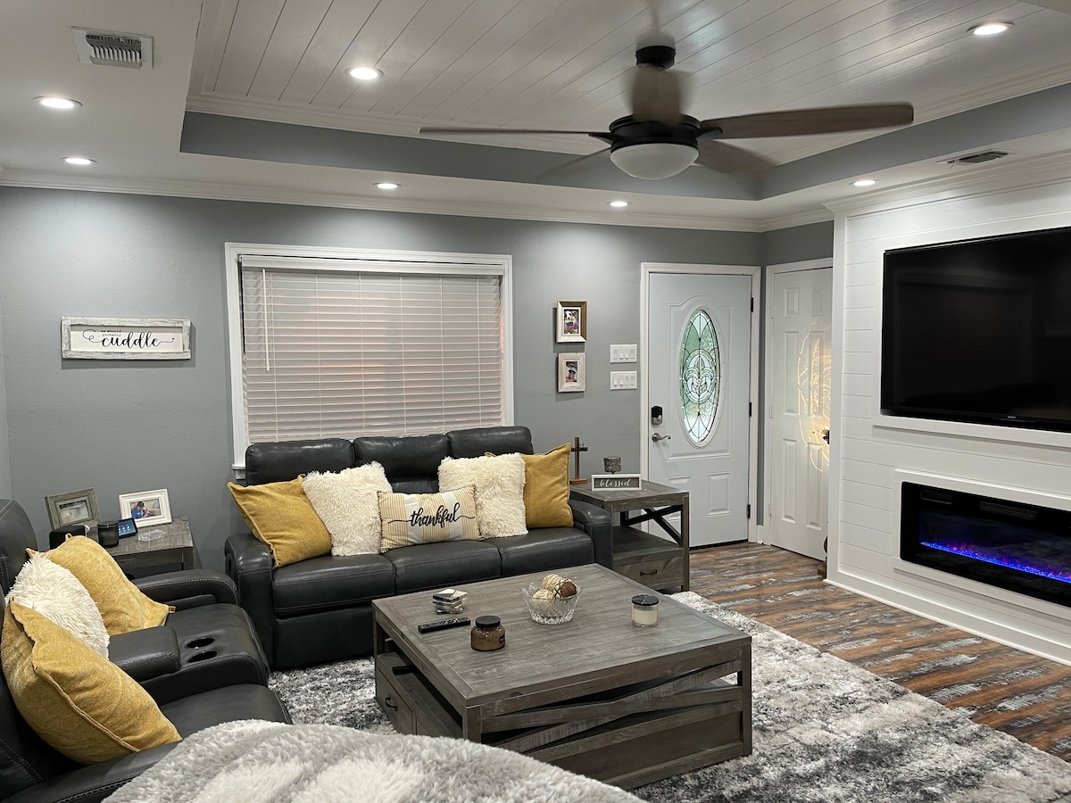 Sebule  imeunganishwa na jiko lililo wazi kwa kila mmoja 