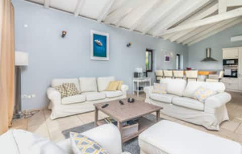 Popular Airbnb listing: Villa Tessa (see video-youtube "ADRIATIC VILLA") in Linardići