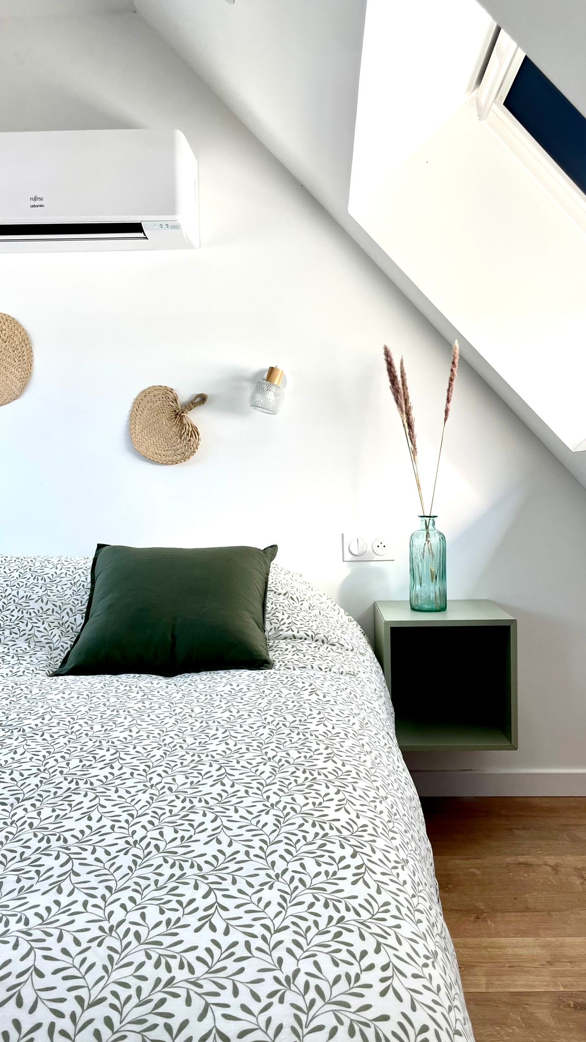 Dhoma është me ajër të kondicionuar, prizë elektrike në krye të krevatit dhe lexues elektronik