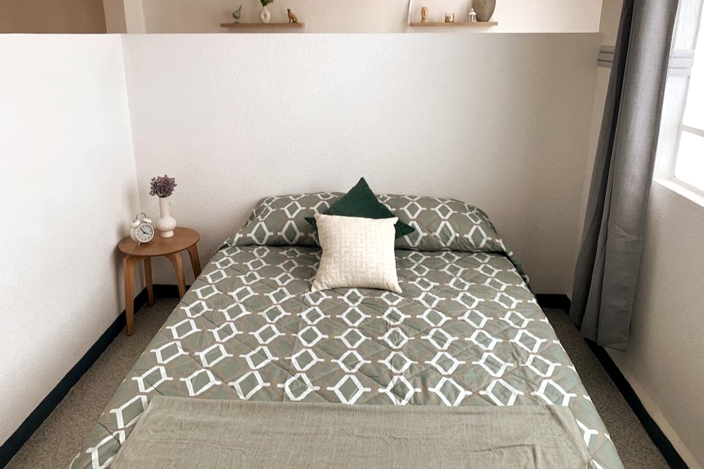 Hypoalergénny semisuave matrac s manželskou posteľou Queen s hypoalergénnymi vankúšmi a prikrývkou v skrini. 