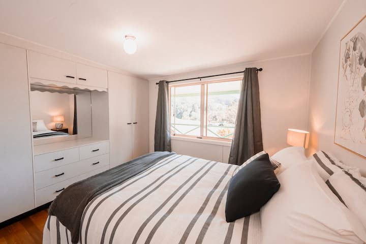 לישון בנוחות במיטת קווין סייז, שפע של מקום לבגדים שלכם בארון ובמגירות עם קולבים, להתעורר רעננים עם הנוף מהחלון.