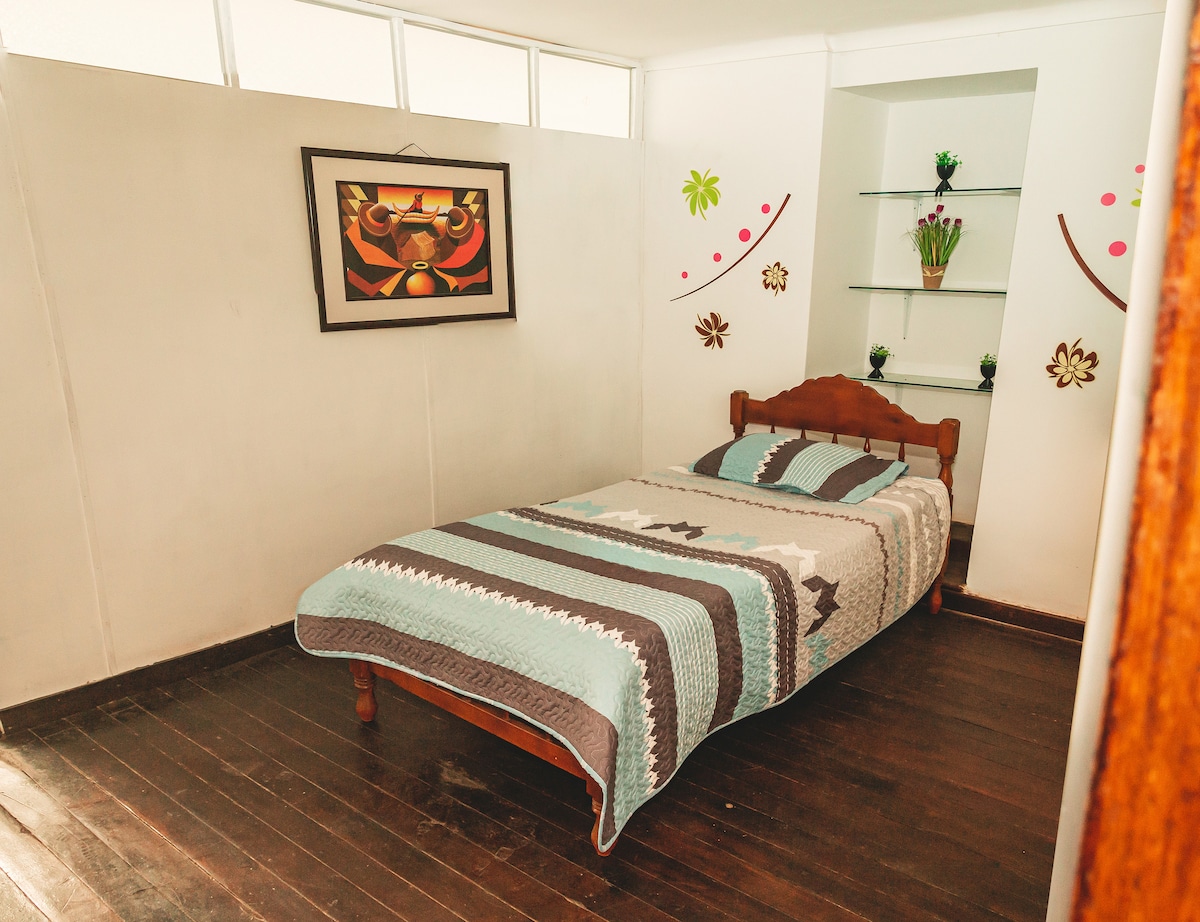 Секундарна соба со кревет со 1,5 седишта, ноќна масичка со природно и вештачко осветлување, совршено проветрена.