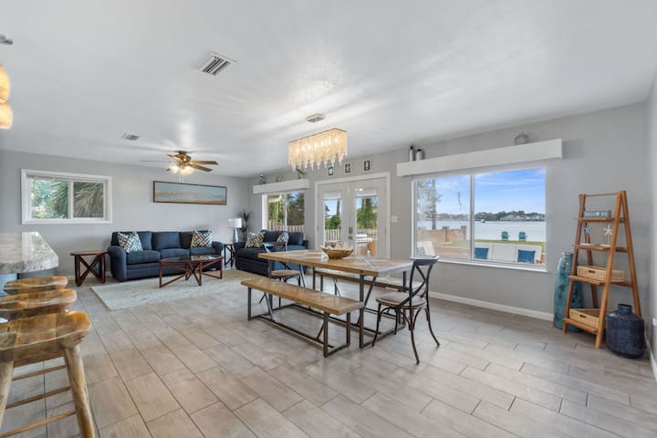 Beautiful Bay Front Home With Hot Tub! Sleeps 18+ - Fort Walton Beach, FL