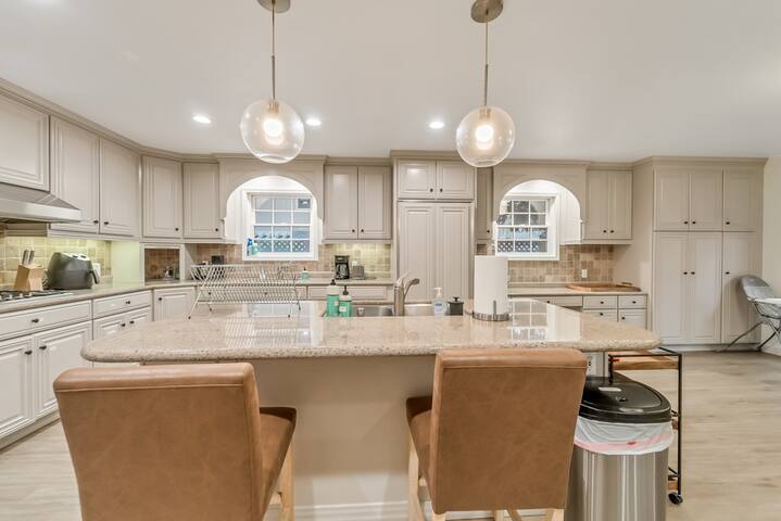 Beautiful Home in Mountain View! gallery image 2