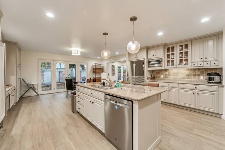 Beautiful Home in Mountain View! gallery image 3