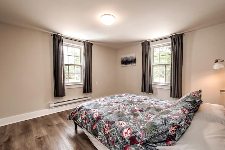 غرفة نوم 1 تضم سرير كوين