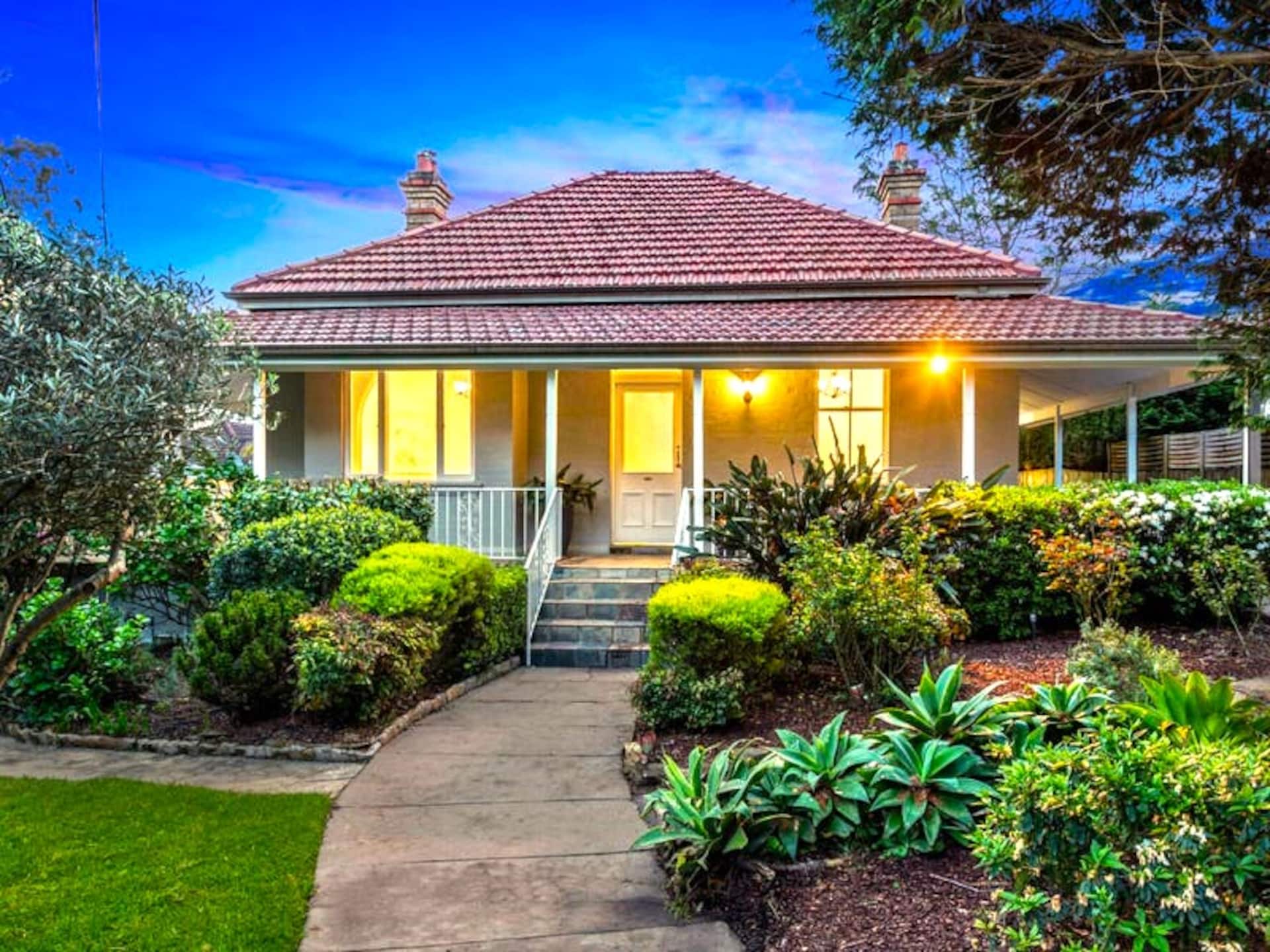 Spacious 5BD Garden House in Hornsby close 2 train