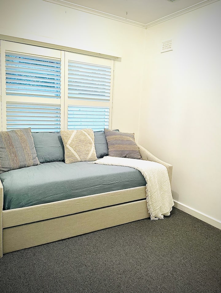 Легло с двойно легло и двойно легло, което се изтегля